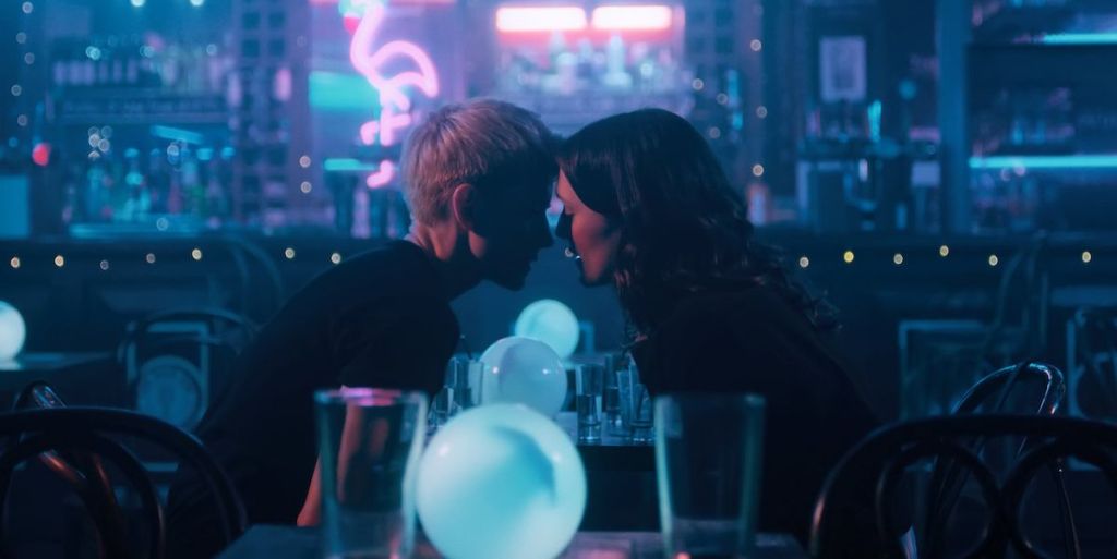 Review: Feel Good – Qué bien se siente una comedia&nbsp;refrescante.